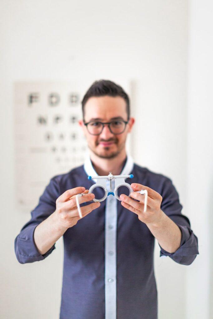 Benvenuti nel sito web di MG Ottica, la migliore soluzione per i tuoi occhiali a Ascona e Locarno. Siamo un'azienda che si dedica alla salute degli occhi e alla fornitura di occhiali e lenti di alta qualità. Siamo particolarmente orgogliosi di essere guidati da Céline Moscatelli, Marco Lamanna e Daniel Meier. Céline ha conseguito il Bachelor of Science in Optometry presso l'Università di Scienze Applicate e Arti del Nord della Svizzera FHNW. Grazie alla sua formazione e alla sua esperienza, Céline è in grado di eseguire esami oculari approfonditi e di prescrivere lenti oftalmiche e contatti che soddisfano le esigenze individuali dei nostri clienti. Grazie alla sua visione e alla sua determinazione, MG Ottica è diventata una delle principali destinazioni per l'acquisto di occhiali di qualità nella regione di Ascona e Locarno. Una partnership coronata dalla presenza di Daniel Maier di Meier & Gaggioni, azienda di lunga storia e professionalità del sottoceneri, il quale condivide la stessa passione per la salute degli occhi e la fornitura di servizi eccellenti ai clienti. Presso MG Ottica, c’è grande impegno nel fornire servizio impeccabile e un'esperienza di acquisto di occhiali che sia accogliente, professionale e soddisfacente. Grazie alla nostra esperienza, alla nostra tecnologia avanzata e alla nostra vasta selezione di occhiali di alta qualità, siamo certi che potrete trovare il paio di occhiali perfetti.